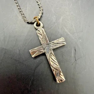 Silver Tone Cross Pendant Necklace 7 in Chain 1 in Pendant Preowned thumbnail 3