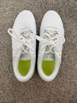 White Nike shoes  thumbnail 2