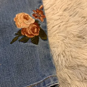 a:glow Maternity over the bellyDenim Ankle Jeans with Embroidered Floral Accents thumbnail 4