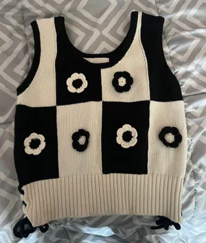 Black And White Flower Top thumbnail 1