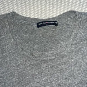 Brandy Melville Grey New York Embroidered Crop Top Tee Shirt Raw Hem OS thumbnail 4