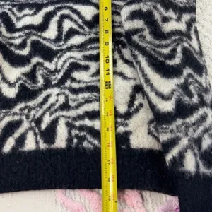 SO Goods For Life Zebra Print Pullover Sweater Women's‎ Large Knit Cozy thumbnail 5