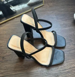 Olivia Ferguson Black Heels thumbnail 1