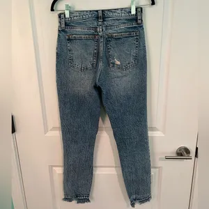 💌 Abercrombie & Fitch The Mom High Rise Distressed Jean thumbnail 3