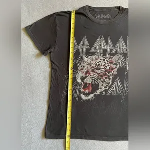 Def Leppard Rock Band Retro Tee Women’s Size Large Graphic Print thumbnail 4