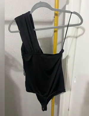 EXPRESS Body Contour Compression Silky One Shoulder Twist Thong Bodysuit thumbnail 5