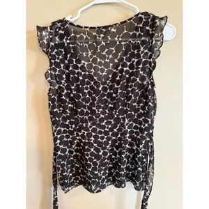 Ann Taylor‎ Black White Animal Print Ruffle Sleeveless Tie Waist Blouse Size 6 thumbnail 5