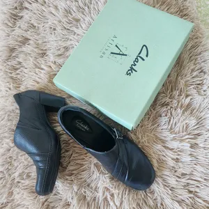 Clarks Artisan Women's Black Leather Upper Shoes Size 71/2 M thumbnail 12
