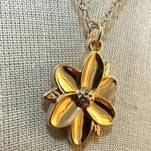 Gold tone flower pendant necklace thumbnail 3