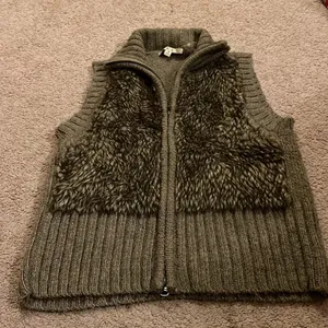 ‎Cabi small fuzzy vest thumbnail 2