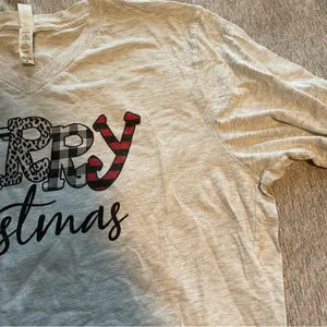 Merry Christmas Gray V-Neck T-Shirt Size XL‎ thumbnail 5