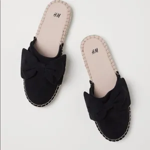 ✨HP✨H&M Black Mules with Bow✨ thumbnail 2