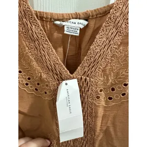 NWT American Eagle Eyelet Floral Boho Tiered Ruffle Sleeveless Top Tan XS/S New. thumbnail 5