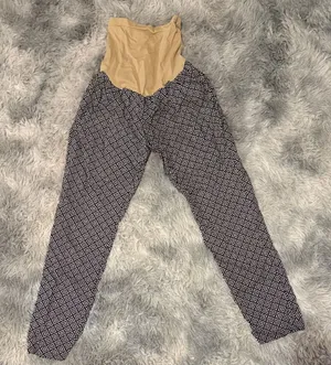 ✨3/$30✨Motherhood Maternity Black and white Geometric Capris Size Large. thumbnail 1