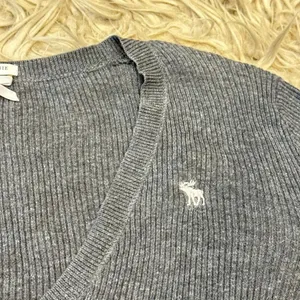 Vintage Y2K Abercrombie & Fitch ribbed v neck shirt size medium thumbnail 3