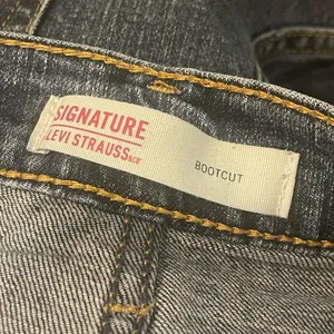 Levi’s signature bootcut denim blue jeans pants woman’s size 29 EUC thumbnail 8