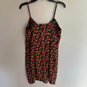 Urban‎ Outfitters Red Rose Floral Mini Slip Dress Black V-Neck Size Large 90s thumbnail 10