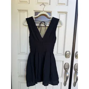 Abercrombie & Fitch Black Crinkle V-Neck Smocked Mini Dress Size XSP Sleeveless thumbnail 6