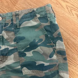 Mother Denim The Shaker Camo Crop Shorts Green Size 29 thumbnail 4