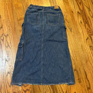 American Eagle Y2K Low-Rise Maxi Jean Skirt Size 4‎ Medium Wash Grunge Denim thumbnail 2