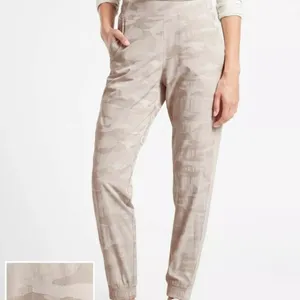 Athleta Brooklyn Jogger Pants Abalone Beige Camo Athletic Pockets Stretch Fall 8 thumbnail 2