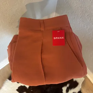 SPANX Carefree Crepe Shorts, Elastic Waist, Sedona, Size‎ Medium, NWT thumbnail 4