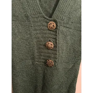 BKE Sweater‎ Womens Small Green V-Neck Ribbed Knit Ornate Button Pullover H72129 thumbnail 2