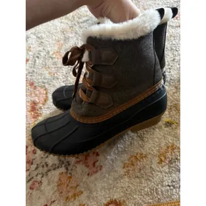 Maurices Womens Brown Black Faux Fur Lined Lace Up Duck Boots Size 9 thumbnail 4