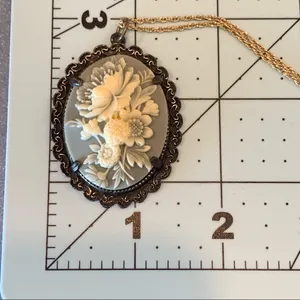 Vintage Floral Cameo Pendant Necklace thumbnail 6