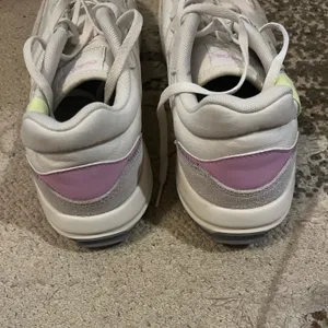 Adidas shoes thumbnail 3