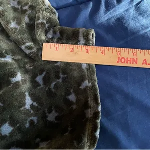 AERIE Shorts Green Cheetah Print Fleece Size Medium Pajama Lounge Beach Travel thumbnail 6