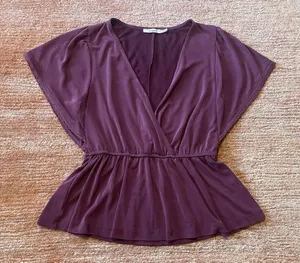 Francesca's MiAmi Top Womens Small Burgundy V-Neck Peplum Short Sleeve Woven thumbnail 1