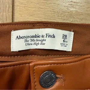 NWT Abercrombie & Fitch The 90s Straight Ultra High Rise in Cognac Leather 28/6 thumbnail 7