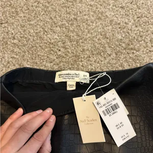 Abercrombie Faux Croc Mini Skort- Black thumbnail 5