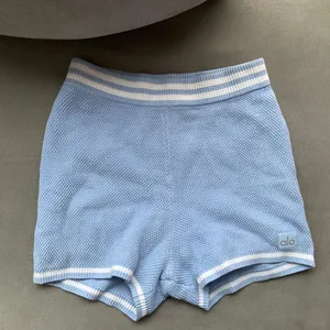 Alo Yoga Tennis Club Sweater Knit Hot Short Seashell Blue/White XS thumbnail 2