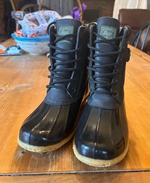G.H. Bass & Co. womens Harlequin waterproof leather duck boots black 8M thumbnail 1