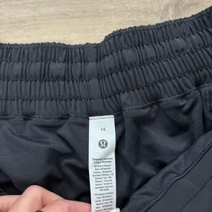 NWT Lululemon Hotty Hot Short High-Rise Long 4" Women Size 14 Black thumbnail 3