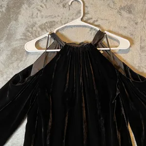 Trina Turk Size 4 Eden Cold Shoulder‎ Drapey Velvet Shift Dress Black thumbnail 2