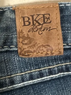 BKE Women’s Blue Light Distressed Sabrina Cropped Jeans. Mid Rise thumbnail 4
