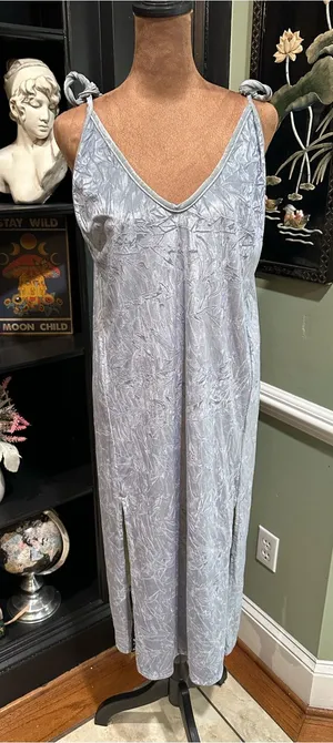 Urban Renewal Remnants Tie-Shoulder Velvet Midi Dress Size Medium thumbnail 1