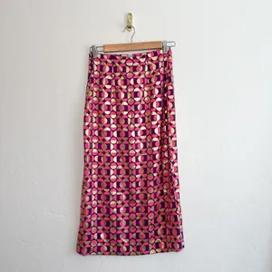 Urban‎ Outfitters | NWT UO High Slit Chain Detail 70s Geometric Midi Skirt Pink thumbnail 4
