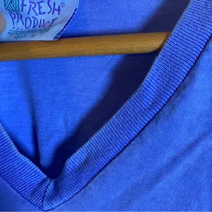 Fresh Produce Blue V-Neck Tee size medium granola casual‎ "palm dessert , ca" thumbnail 3