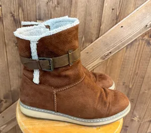 White Mountain Women’s Size 10M Brown Faux Suede Sherpa Lined Winter Boots Buckl thumbnail 1