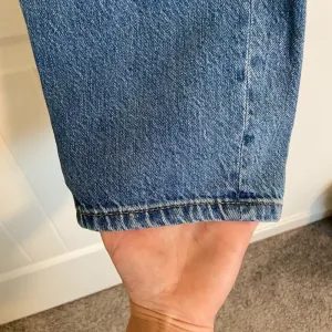 EUC | Aeropostale women’s mom jean ripped light wash jeans — size 6‎ thumbnail 4