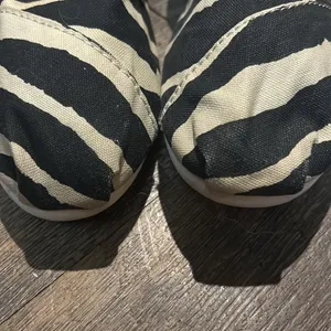 TOMS Women Black & Tan Zebra Print LightWeight Flat Slip On Shoes Size 9 W‎ thumbnail 7