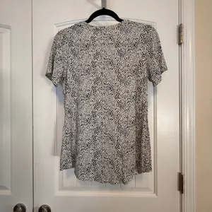 Old Navy Luxe V-Neck Tee Small Black White Speckled Animal Print Short Sleeve thumbnail 3