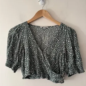 American Eagle Green‎ Ditsy Floral Wrap Peasant Puff Festival Crop V-Neck Top thumbnail 2
