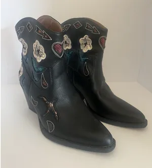 Zodiac Roslyn Flower Western Ankle Boot Size 8 Black Cowgirl Boho Festival Rodeo thumbnail 1