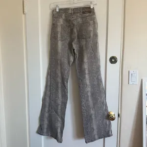 REVICE Gray Snake-Print Wide Leg Jeans thumbnail 3