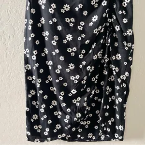 Hollister Black & White Floral High-Rise Cinched Midi Skirt thumbnail 3
